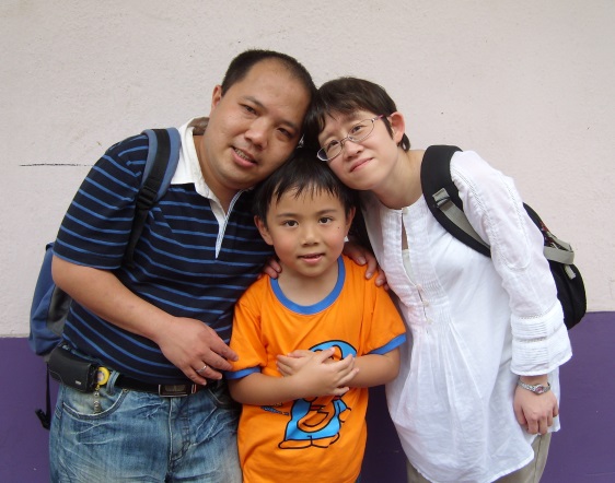 倩瑩與劇中的丈夫及兒子合照
