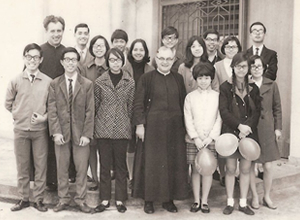 達碑立神父(後排左一)於1969年出任彩虹邨聖家堂助理司鐸並與主任司鐸雷志遠神父(前排左四)組織青年義工團「聖家堂福利小組」