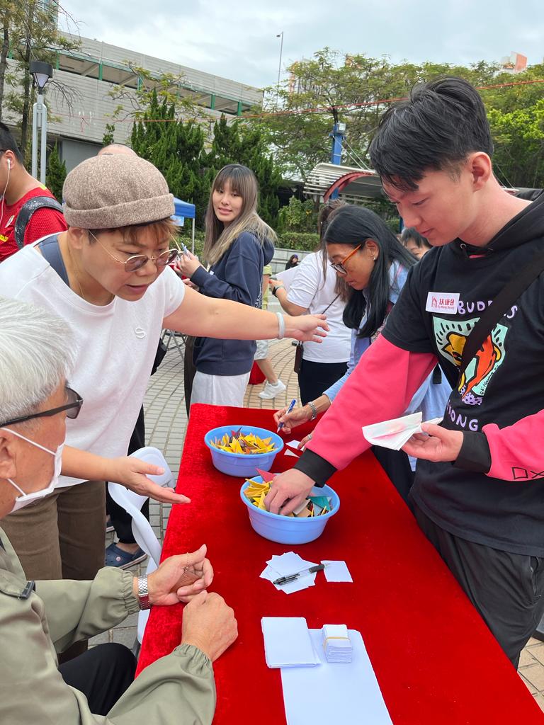 活動當日亦設有共融工作坊，由葵興職業發展中心及山景成人訓練中心的服務使用者，教導及協助參加者製作手工藝