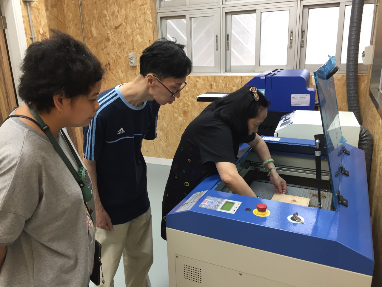學員使用鐳射切割機製作升級再造產品