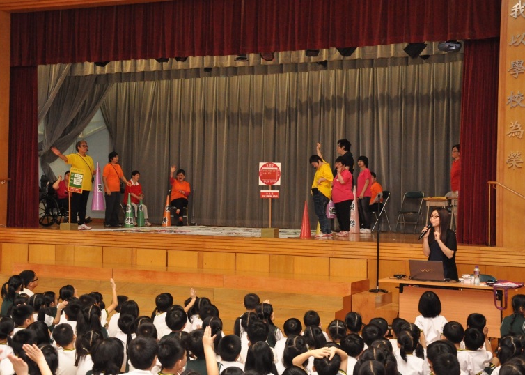 話劇「他們與我」的團隊於2012年6月1日在 海怡寶血小學進行表演，台下學生反應熱烈
