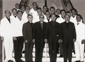 1967年9月13日方叔華神父(前排黑衫左二)到達香港啟德機場的情況。當日亦是方神父首次與達神父(方神父身後)相識
