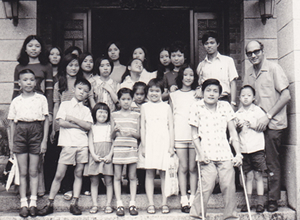 1973年，方叔華神父與義工團體「愛群之友」及接受服務的殘疾兒童進行社區活動