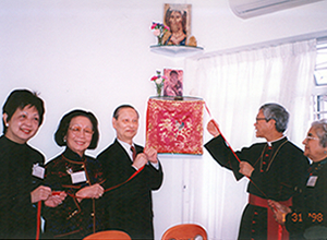 1998年，扶康家庭——邂逅軒舉行開幕典禮，獲陳日君主教(右二)蒞臨祝聖