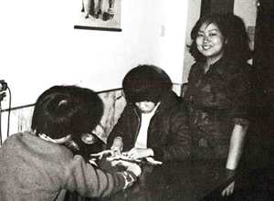 1977年本會首位職員蘇亦桂(右一)在葵興「友愛之家」工作，照顧七名嚴重智障的成年女性