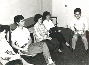 本會區域經理歐偉民(右一)及高級經理姚偉文(左二)於1983年與家長討論訓練計劃的內容